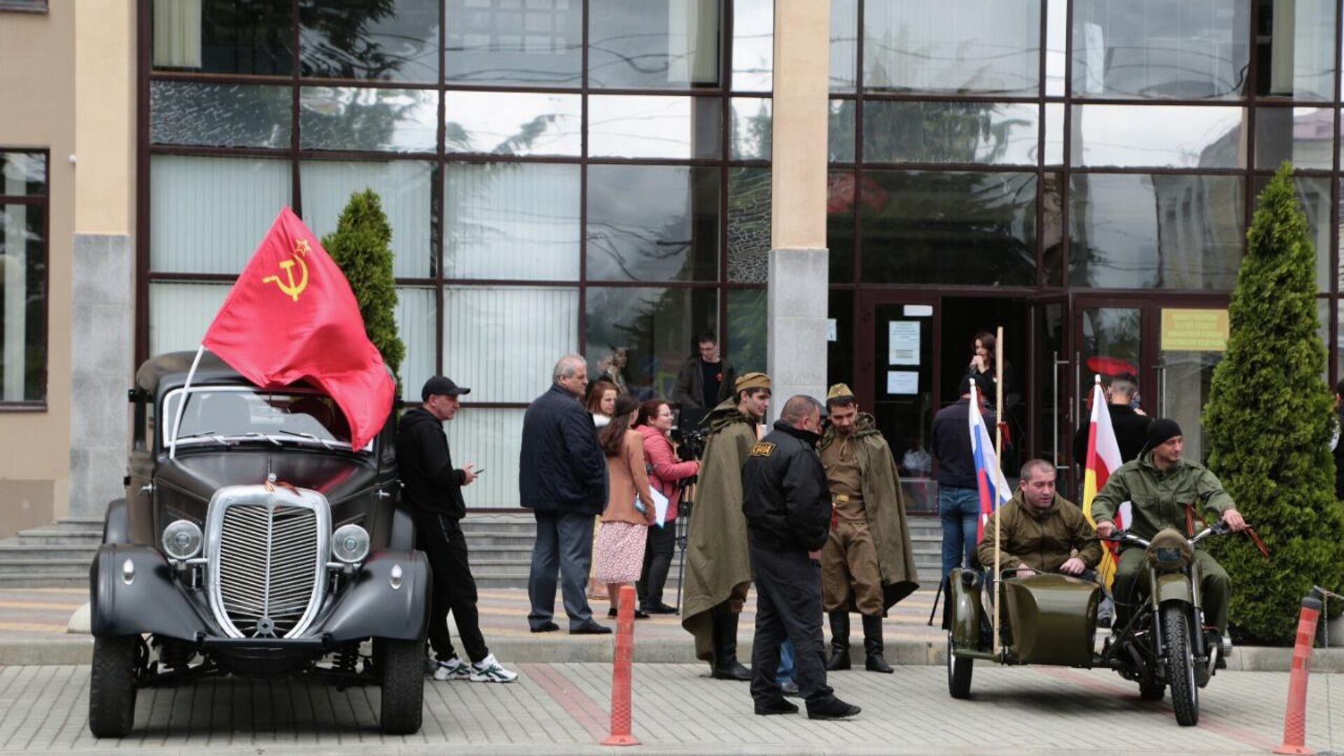 Студенты ЮОГУ в День Победы провели в Цхинвале авто-, мото- и велопробег - Sputnik Южная Осетия, 1920, 09.05.2022