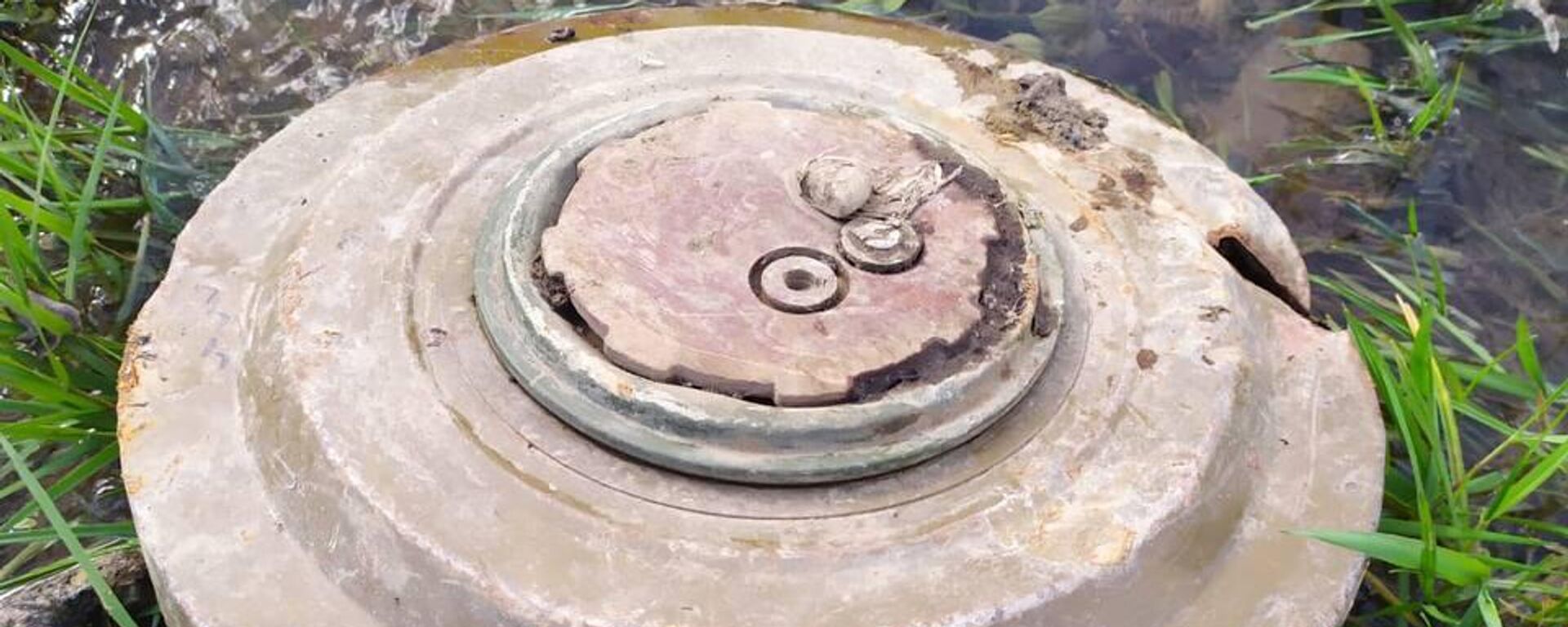 Обнаруженная на обочине дороги Цхинвал-Знаур противотанковая мина - Sputnik Южная Осетия, 1920, 11.05.2022