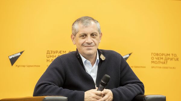 С восьмой годовщиной образования!: Алан Джуссоев поздравил ДНР с Днем Республики  - Sputnik Южная Осетия