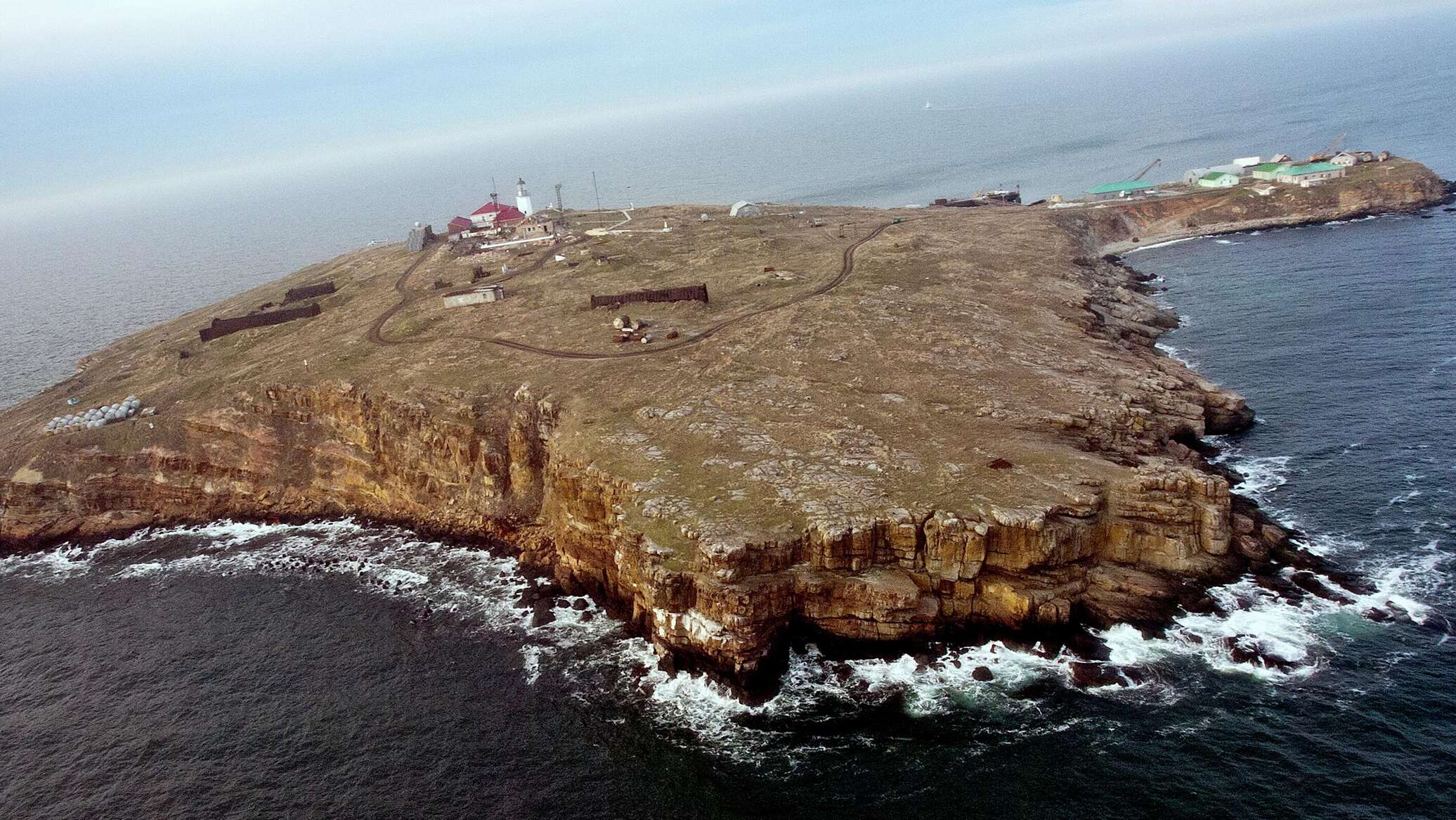 Остров ушел. Остров змеиный. Остров змеиный в черном море. Остров змеиный фото. Остров змеиный в черном.