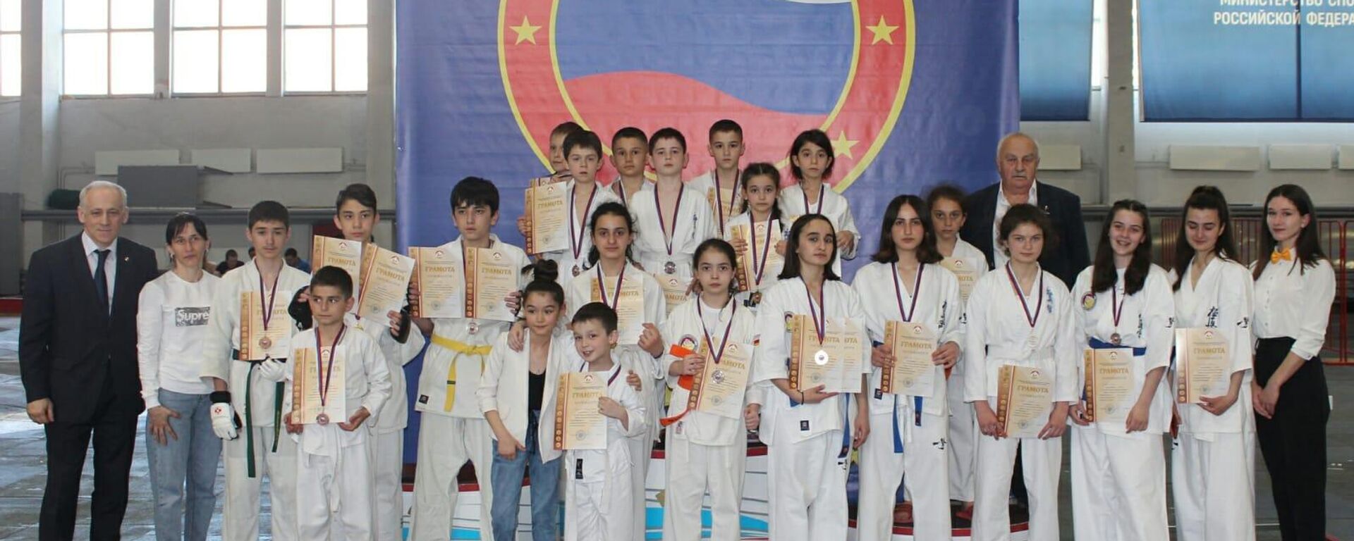 Юные каратисты из Цхинвала привезли 14 медалей с юношеских игр боевых искусств Северной Осетии - Sputnik Южная Осетия, 1920, 17.05.2022