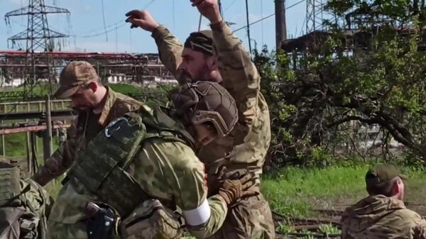 Сдача в плен украинских военных и боевиков с Азовстали в Мариуполе - Sputnik Южная Осетия