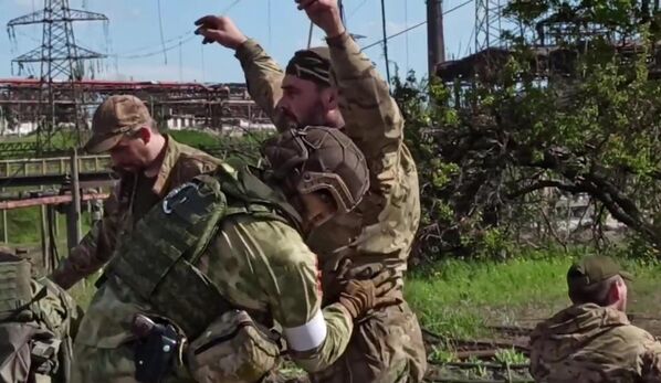 Сдача в плен украинских военных и боевиков с Азовстали в Мариуполе - Sputnik Южная Осетия