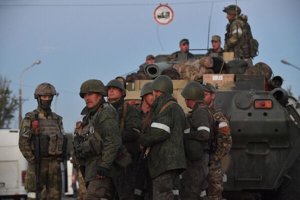 Военнослужащие ДНР на блокпосту рядом с территорией завода Азовсталь в Мариуполе - Sputnik Южная Осетия