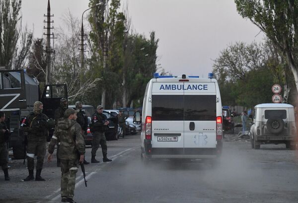 Машина скорой помощи едет за ранеными украинскими военными к входу с завода Азовсталь в Мариуполе - Sputnik Южная Осетия