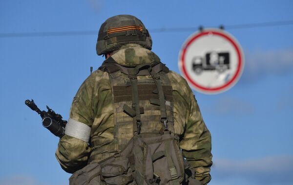 Военнослужащий НМ ДНР во время ожидания раненых украинских военных у входа на завод Азовсталь в Мариуполе - Sputnik Южная Осетия