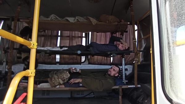 Раненые украинские военные с Азовстали в Мариуполе, сдавшиеся в плен - Sputnik Южная Осетия