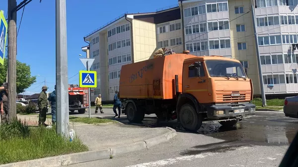 Возгорание подметально-уборочной машины КАМАЗ (дорожный пылесос) в Цхинвале. - Sputnik Южная Осетия
