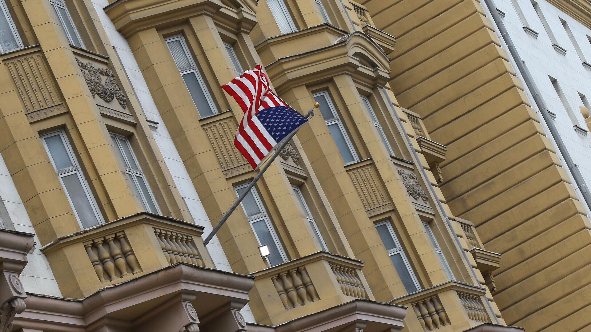 Государственный флаг США на здании посольства Соединенных Штатов Америки в РФ на Новинском бульваре в Москве. - Sputnik Южная Осетия, 1920, 18.05.2022