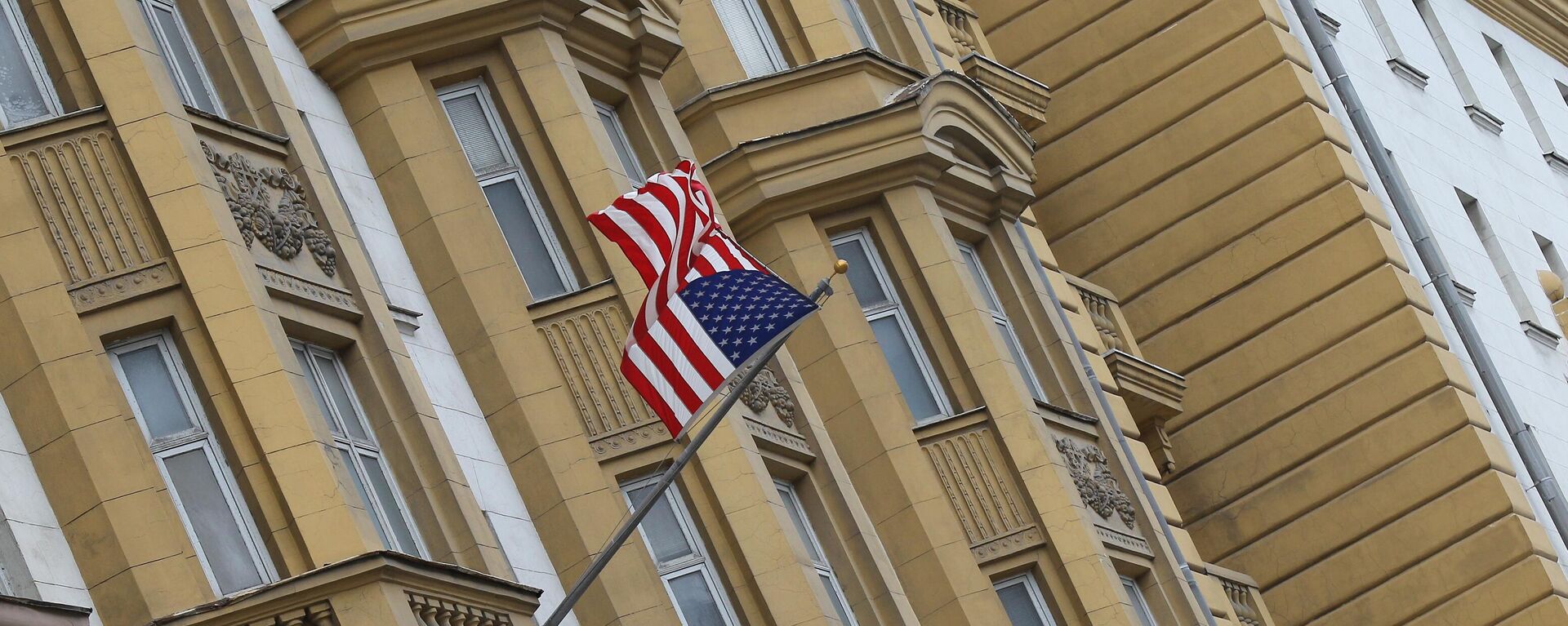 Государственный флаг США на здании посольства Соединенных Штатов Америки в РФ на Новинском бульваре в Москве. - Sputnik Южная Осетия, 1920, 05.06.2025