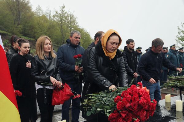 Молчаливый поток людей, возлагавших цветы к памятнику жертвам грузинской агрессии, не иссякал в течение получаса. - Sputnik Южная Осетия