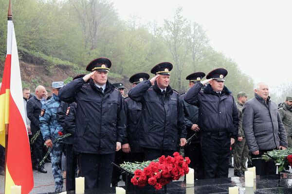 Присутствующие почтили память невинно убиенных минутой молчания. - Sputnik Южная Осетия