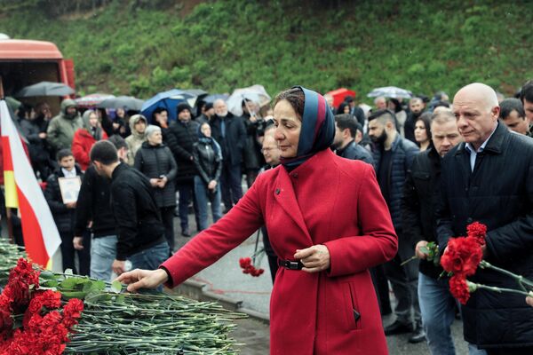 Сегодня в Южной Осетии приспущены государственные флаги в знак скорби по невинно убиенным мирным жителям. - Sputnik Южная Осетия