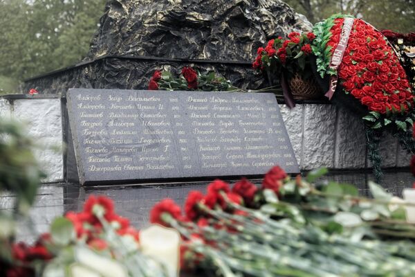 У подножия скульптуры установлены мраморные плиты с надписями – именами жертв Зарской трагедии. - Sputnik Южная Осетия