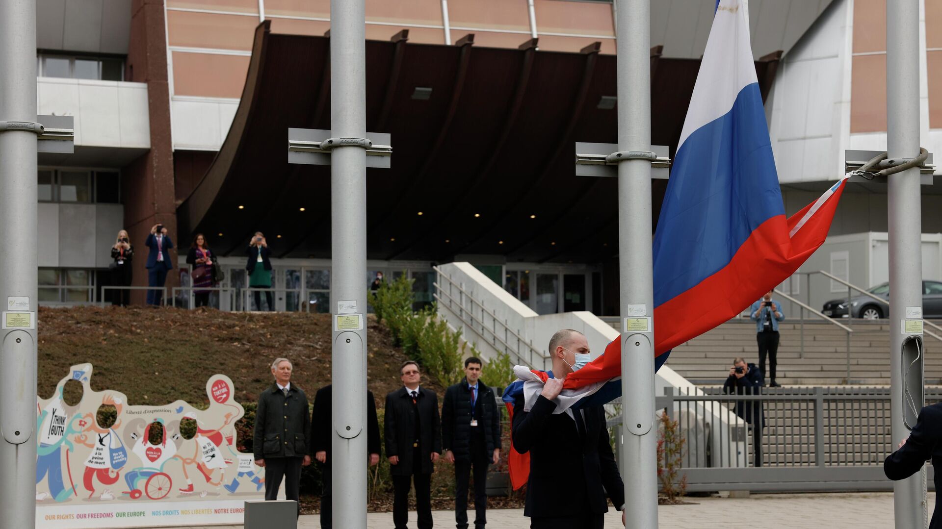 Сотрудники Совета Европы снимают российский флаг со здания Совета Европы в Страсбурге - Sputnik Южная Осетия, 1920, 23.05.2022