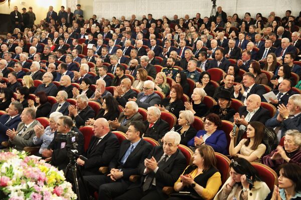 Торжественная церемония инаугурации прошла в Государственном драматическом театре. - Sputnik Южная Осетия