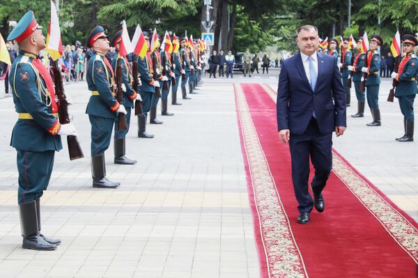 В Южной Осетии во вторник официально вступил в должность избранный президент Алан Гаглоев. - Sputnik Южная Осетия