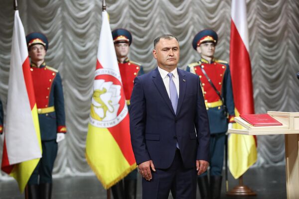 Для республики это была шестая инаугурация – первая состоялась в 1996  году, когда Южную Осетию возглавил первый президент Людвиг Чибиров. - Sputnik Южная Осетия