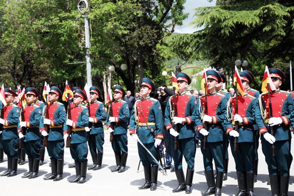 Церемония вступления в должность президента Южной Осетии по традиции  завершилась торжественным маршем роты Почетного караула на Театральной площади столицы. - Sputnik Южная Осетия