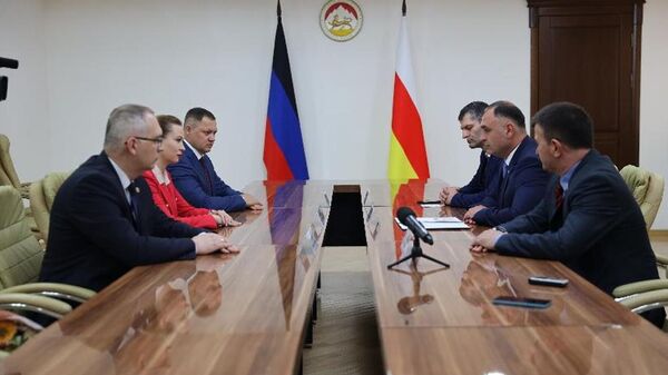 Президент Алан Гаглоев встретился с делегацией из Донецкой Народной Республики - Sputnik Южная Осетия