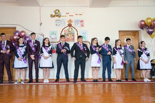 Традиционные торжественные линейки прошли во всех школах. - Sputnik Южная Осетия