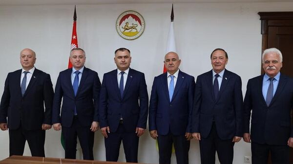 Президент Алан Гаглоев встретился с Вице-президентом Республики Абхазия Бадрой Гунба - Sputnik Южная Осетия