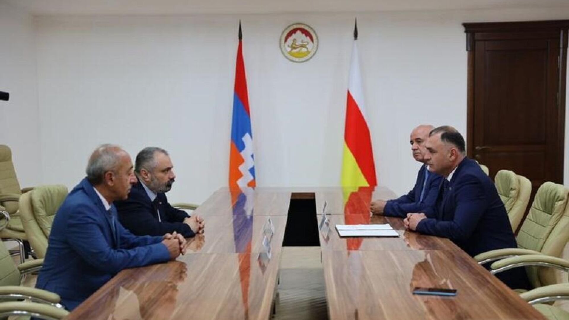 Президент Алан Гаглоев встретился с делегацией из Республики Арцах - Sputnik Южная Осетия, 1920, 25.05.2022