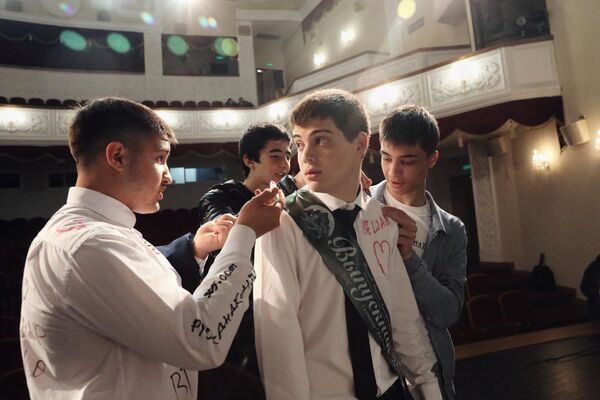 У выпускников есть традиция писать на рубашках друг другу  пожелания на память. - Sputnik Южная Осетия
