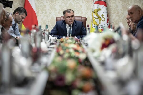 Алан Гаглоев встретился с депутатами парламента Южной Осетии 1-го созыва - Sputnik Южная Осетия