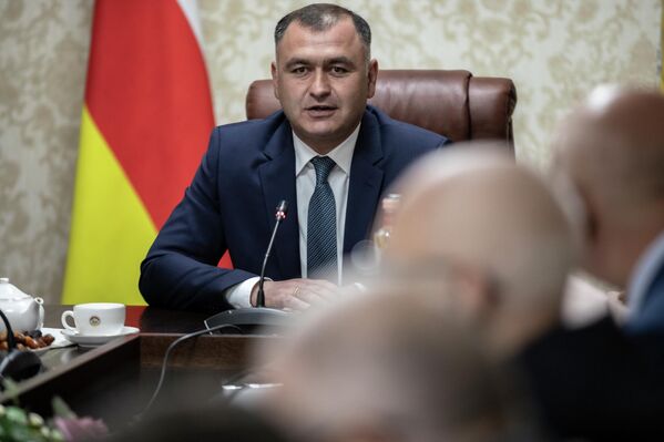 Алан Гаглоев встретился с депутатами парламента Южной Осетии 1 созыва - Sputnik Южная Осетия