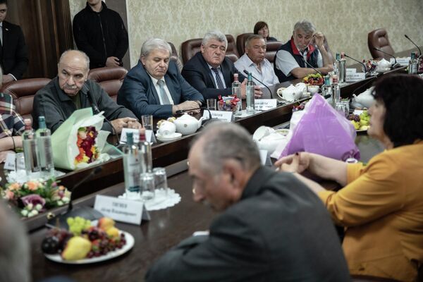 Алан Гаглоев встретился с депутатами парламента Южной Осетии 1 созыва - Sputnik Южная Осетия