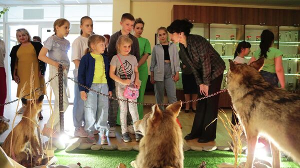 Дети сотрудников Посольства РФ в РЮО в музейном комплексе ЮОГУ - Sputnik Южная Осетия