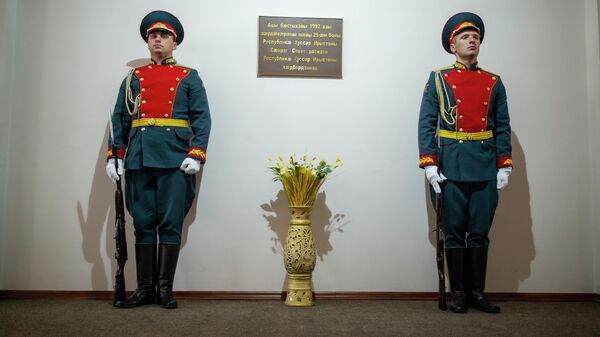 Мемориальная доска, посвященная 30-летию принятия Акта о провозглашении независимости РЮО - Sputnik Южная Осетия