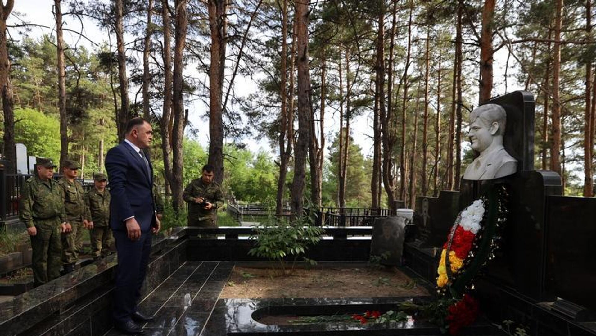 Алан Гаглоев почтил память первого министру обороны РЮО Валерия Хубулова - Sputnik Южная Осетия, 1920, 31.05.2022
