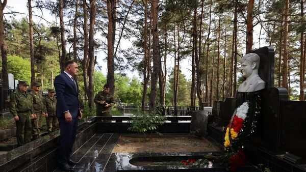 Алан Гаглоев почтил память первого министру обороны РЮО Валерия Хубулова - Sputnik Южная Осетия