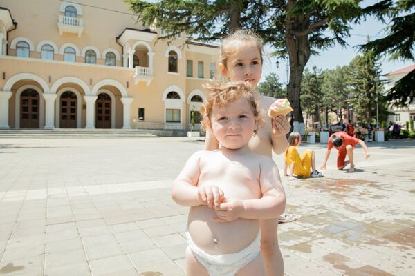 Дети играют на Театральной площади Цхинвала - Sputnik Южная Осетия