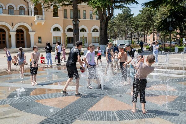 Дети играют на Театральной площади Цхинвала - Sputnik Южная Осетия