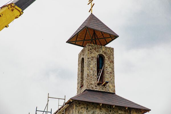 Православный крест установили на часовню в совместном ИКЦ МВД Южной Осетии и России - Sputnik Южная Осетия