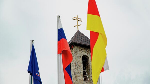 Православный крест установили на часовню в совместном ИКЦ МВД Южной Осетии и России - Sputnik Южная Осетия