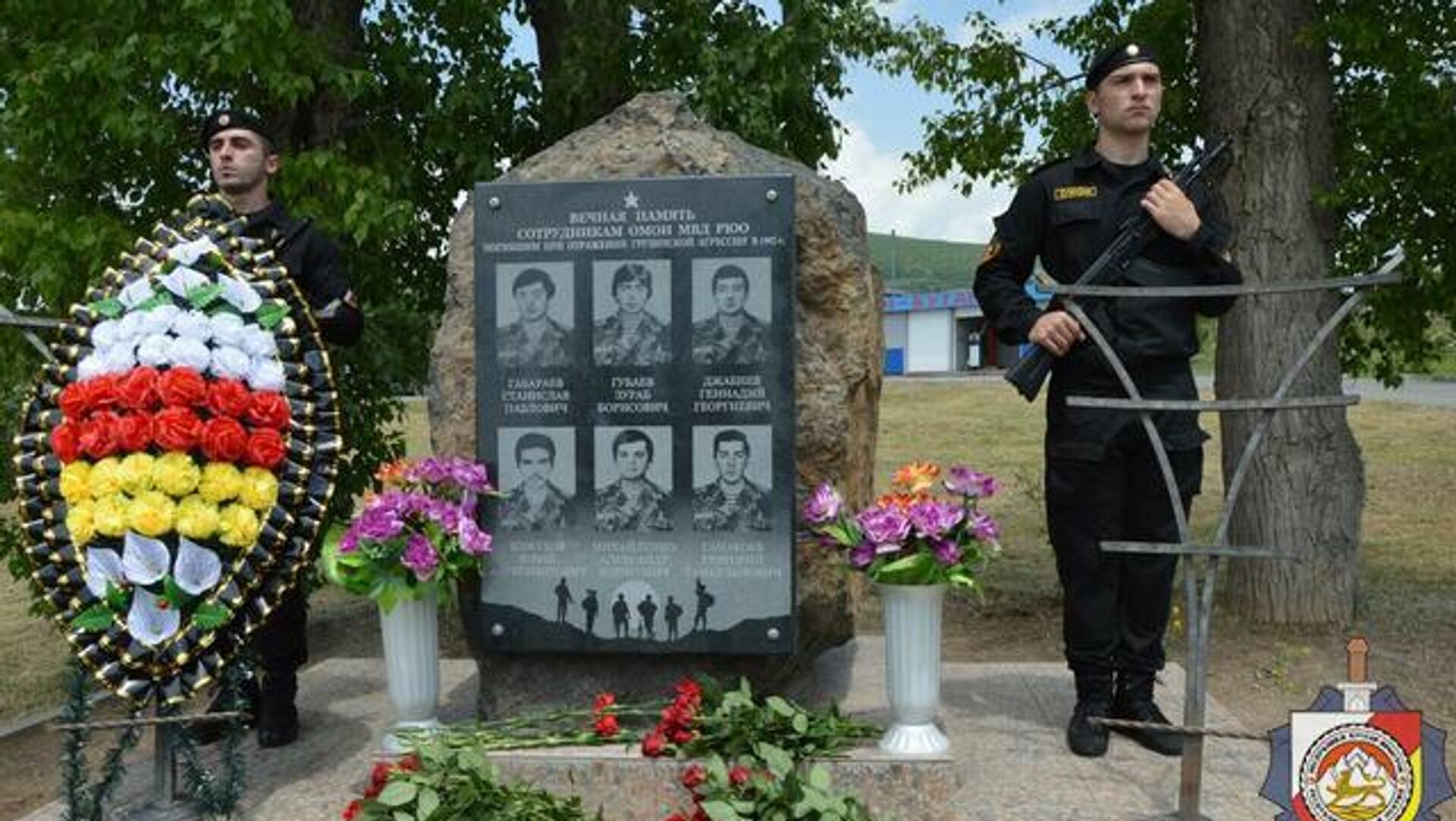 К обелиску павшим сотрудникам ОМОН возложили цветы - Sputnik Южная Осетия, 1920, 07.06.2022