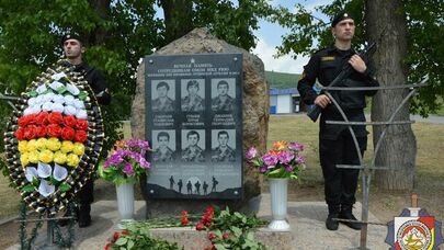 К обелиску павшим сотрудникам ОМОН возложили цветы