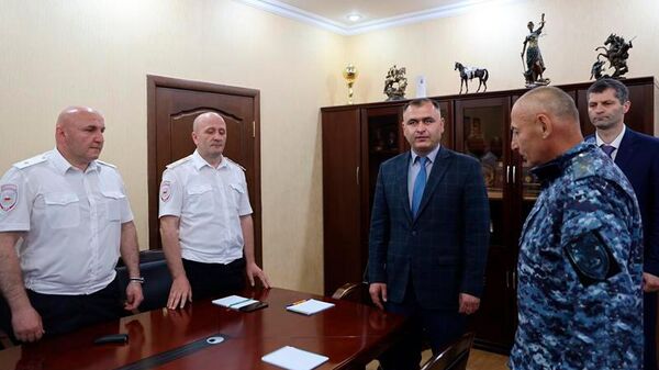 Президент Алан Гаглоев (в центре) представил руководству МВД нового главу ведомства Валерия Газзаева (второй слева) - Sputnik Южная Осетия