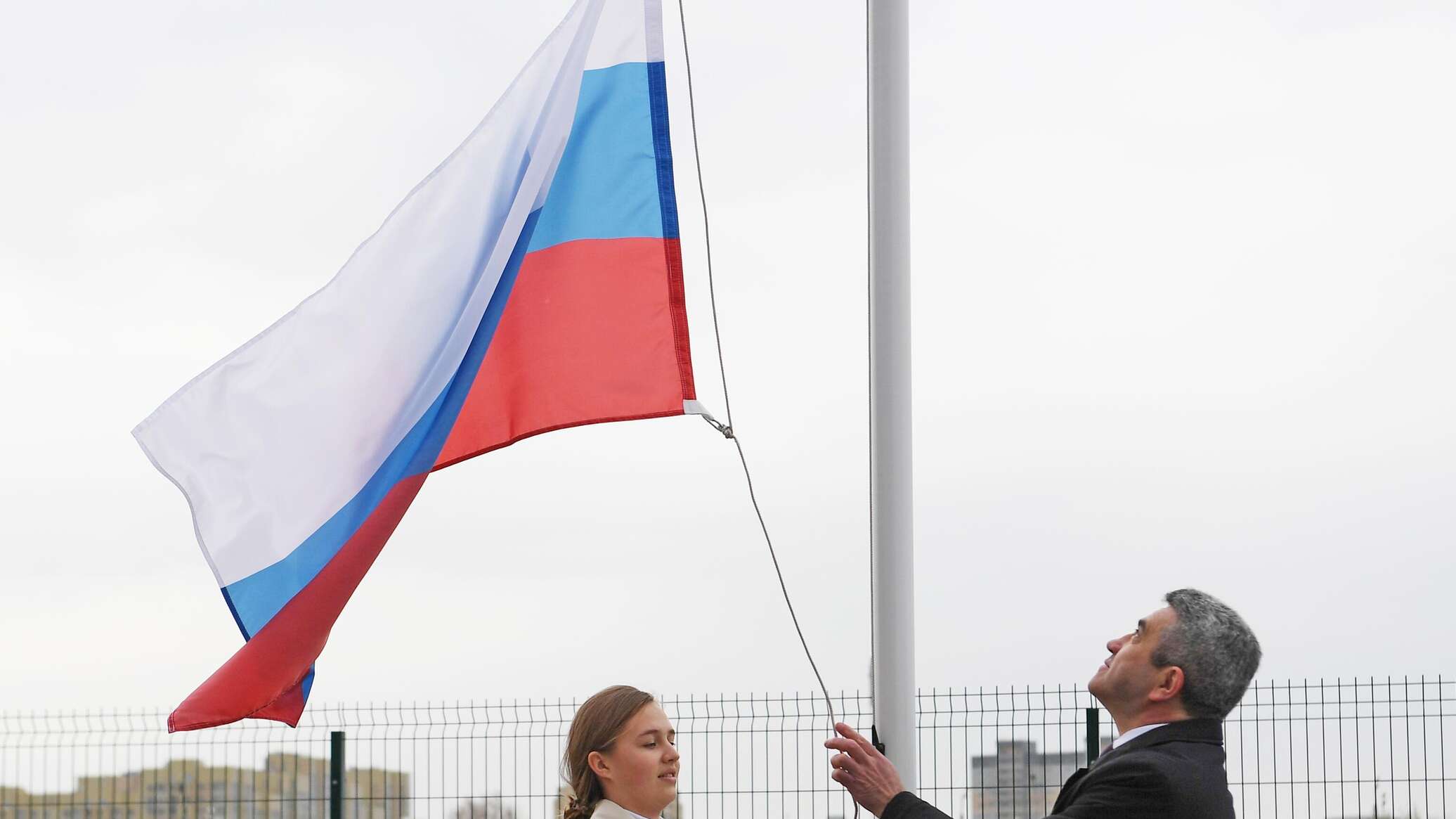 Подъем флага. Поднятие флага. Поднятие флага в школах России. Подъем флага в школе. Поднятие флага РФ В школе.