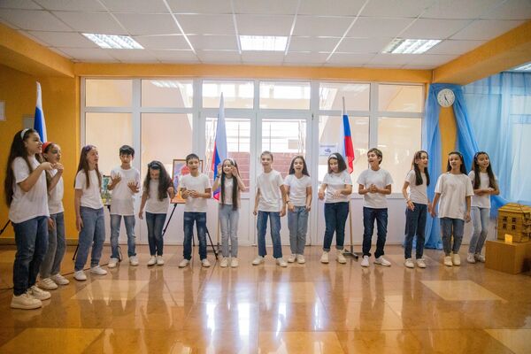 Ученики гимназии Альбион выступили в Научной библиотеке - Sputnik Южная Осетия