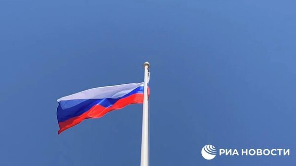 Флаг РФ подняли в центре Луганска в День России - Sputnik Южная Осетия