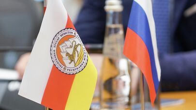 Флаги Южной Осетии и России