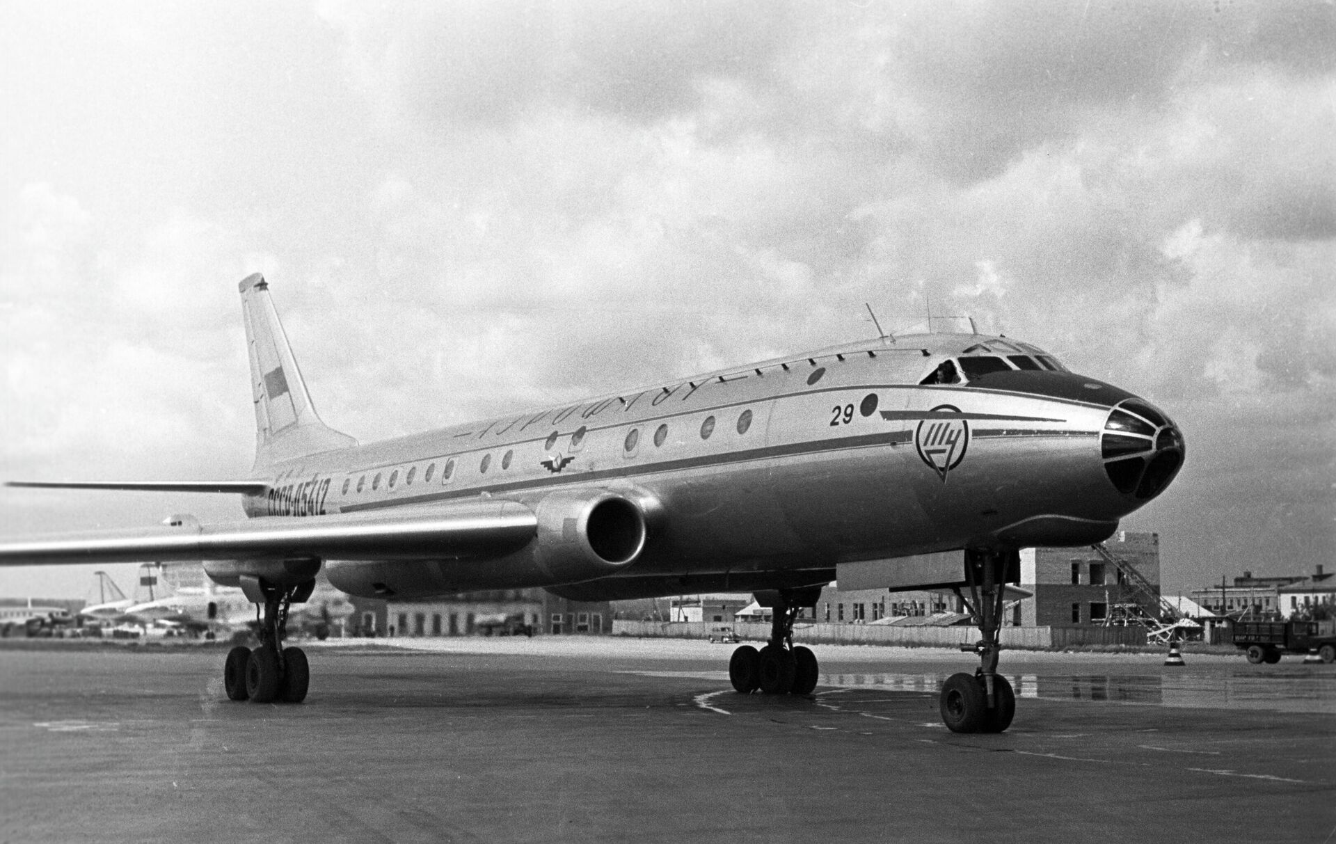 Первый советский пассажирский самолёт на реактивной тяге Ту-104. - Sputnik Южная Осетия, 1920, 16.06.2022