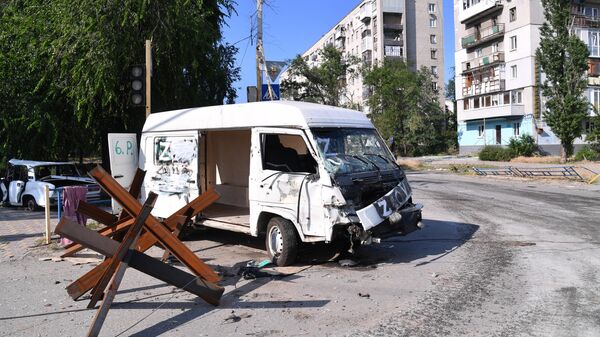 Разбитая машина на улице в Северодонецке - Sputnik Южная Осетия