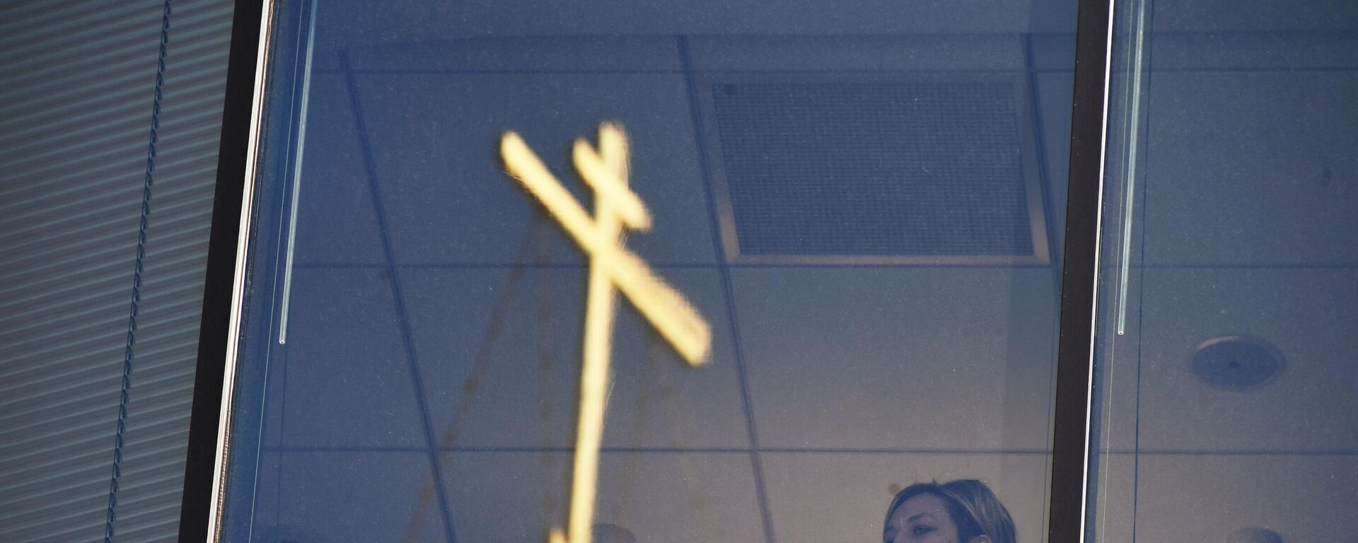 Отражение креста на куполе церкви в окне офисного здания. - Sputnik Южная Осетия, 1920, 17.06.2022
