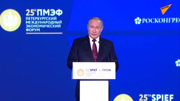 Владимир Путин выступает на пленарном заседании Петербургского экономического форума - Sputnik Южная Осетия